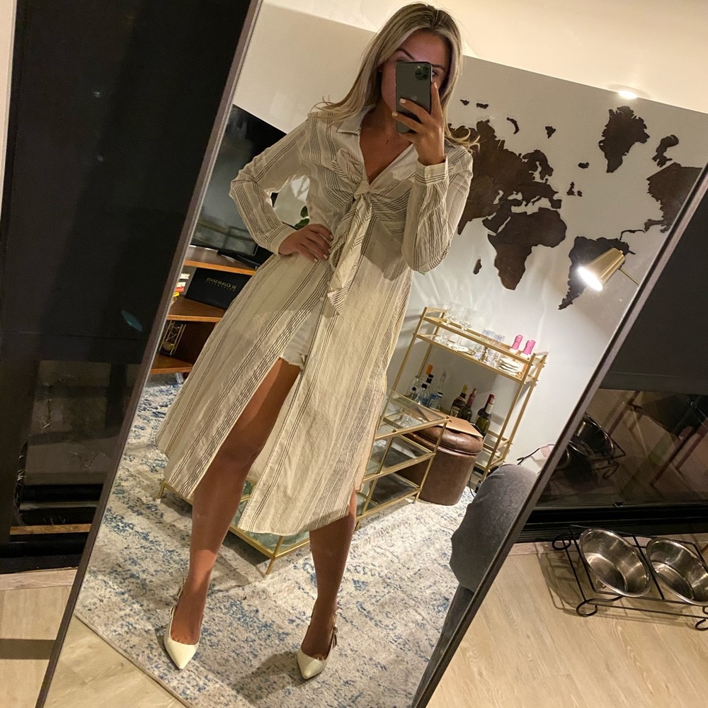 Long shirt with centered cut